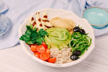 Taze salata tabağı ile karışık yeşillik