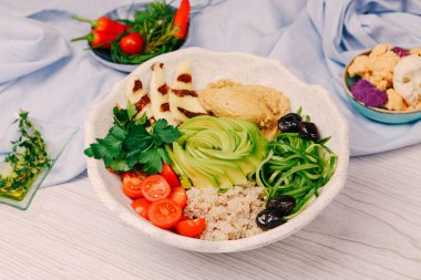 Taze salata tabağı ile karışık yeşillik