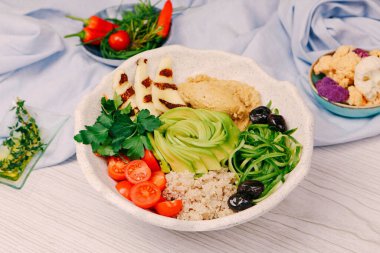 Taze salata tabağı ile karışık yeşillik