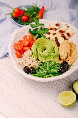 Taze salata tabağı ile karışık yeşillik