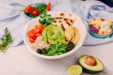 Taze salata tabağı ile karışık yeşillik