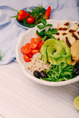 Taze salata tabağı ile karışık yeşillik