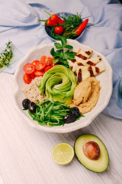 Taze salata tabağı ile karışık yeşillik