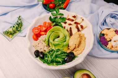 Taze salata tabağı ile karışık yeşillik