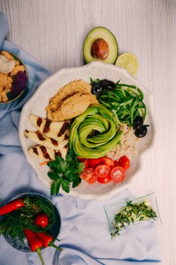 Taze salata tabağı ile karışık yeşillik