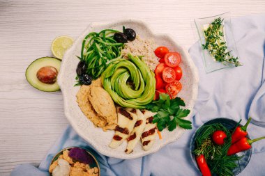 Taze salata tabağı ile karışık yeşillik