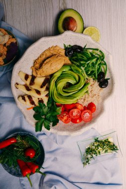 Taze salata tabağı ile karışık yeşillik