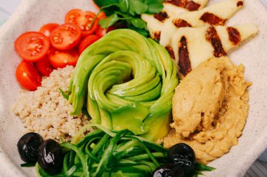 Taze salata tabağı ile karışık yeşillik