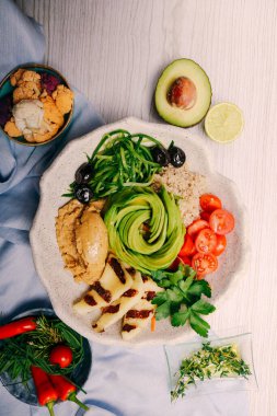 Taze salata tabağı ile karışık yeşillik