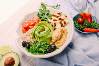 Taze salata tabağı ile karışık yeşillik