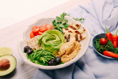 Taze salata tabağı ile karışık yeşillik