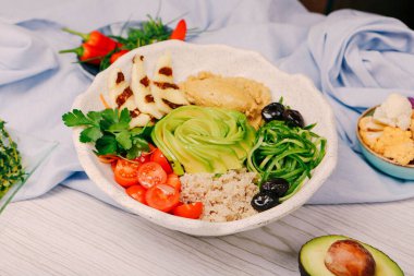 Taze salata tabağı ile karışık yeşillik