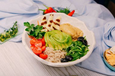 Taze salata tabağı ile karışık yeşillik