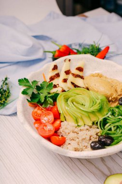 Taze salata tabağı ile karışık yeşillik