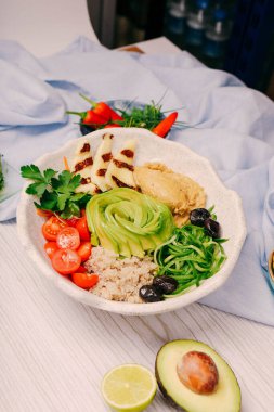 Taze salata tabağı ile karışık yeşillik