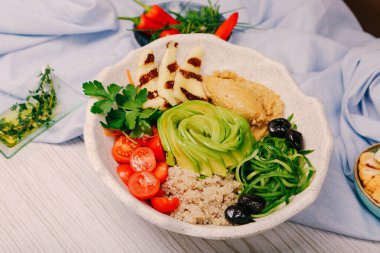 Taze salata tabağı ile karışık yeşillik