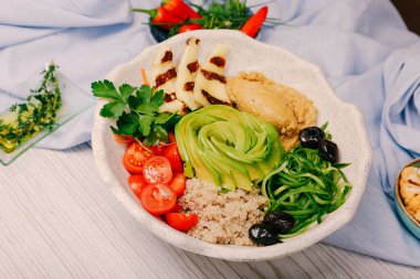 Taze salata tabağı ile karışık yeşillik