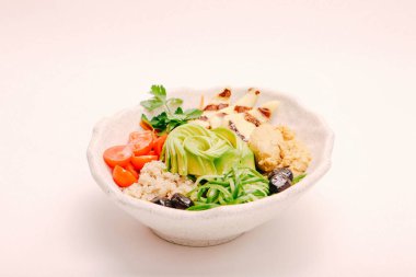 Taze salata tabağı ile karışık yeşillik