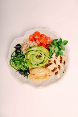 Taze salata tabağı ile karışık yeşillik