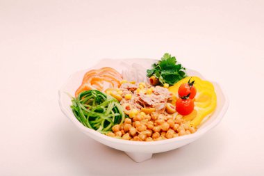 Taze salata tabağı ile karışık yeşillik