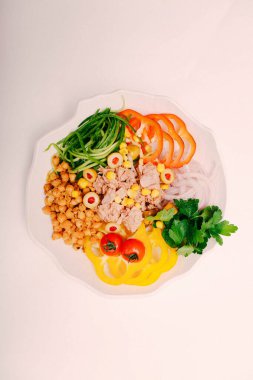 Taze salata tabağı ile karışık yeşillik