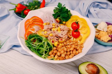 Taze salata tabağı ile karışık yeşillik