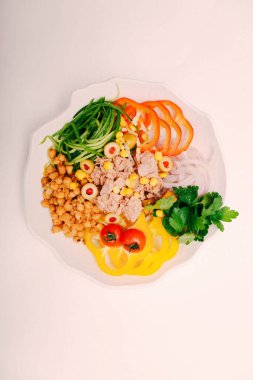 Taze salata tabağı ile karışık yeşillik