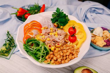 Taze salata tabağı ile karışık yeşillik