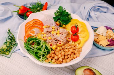 Taze salata tabağı ile karışık yeşillik