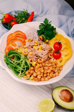 Taze salata tabağı ile karışık yeşillik