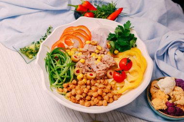 Taze salata tabağı ile karışık yeşillik