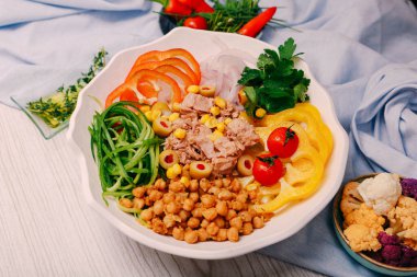 Taze salata tabağı ile karışık yeşillik