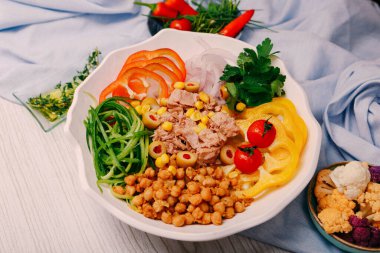 Taze salata tabağı ile karışık yeşillik