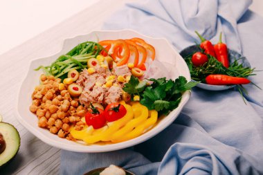 Taze salata tabağı ile karışık yeşillik