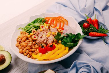 Taze salata tabağı ile karışık yeşillik