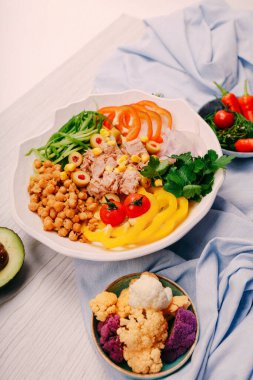 Taze salata tabağı ile karışık yeşillik