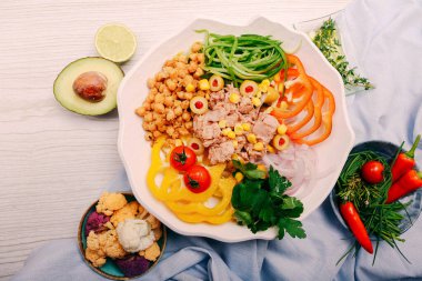 Taze salata tabağı ile karışık yeşillik