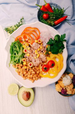 Taze salata tabağı ile karışık yeşillik