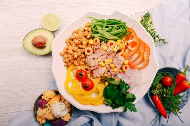 Taze salata tabağı ile karışık yeşillik