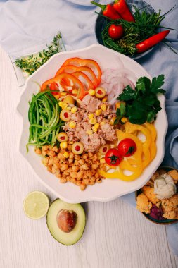 Taze salata tabağı ile karışık yeşillik