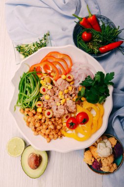 Taze salata tabağı ile karışık yeşillik