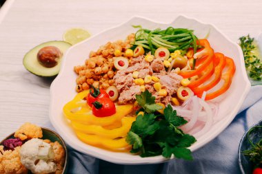 Taze salata tabağı ile karışık yeşillik