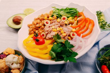 Taze salata tabağı ile karışık yeşillik