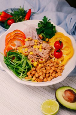 Taze salata tabağı ile karışık yeşillik