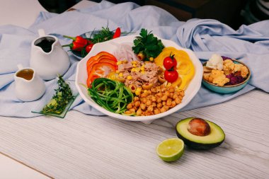 Taze salata tabağı ile karışık yeşillik