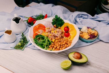 Taze salata tabağı ile karışık yeşillik