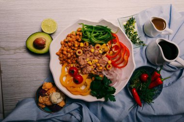 Taze salata tabağı ile karışık yeşillik