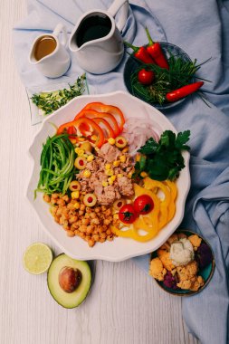 Taze salata tabağı ile karışık yeşillik