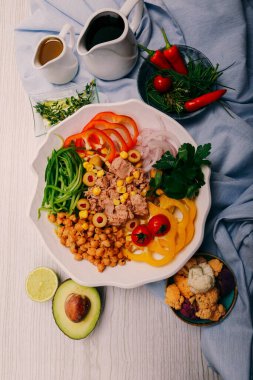 Taze salata tabağı ile karışık yeşillik