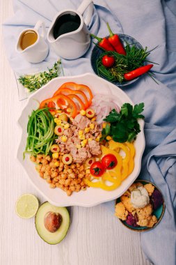 Taze salata tabağı ile karışık yeşillik